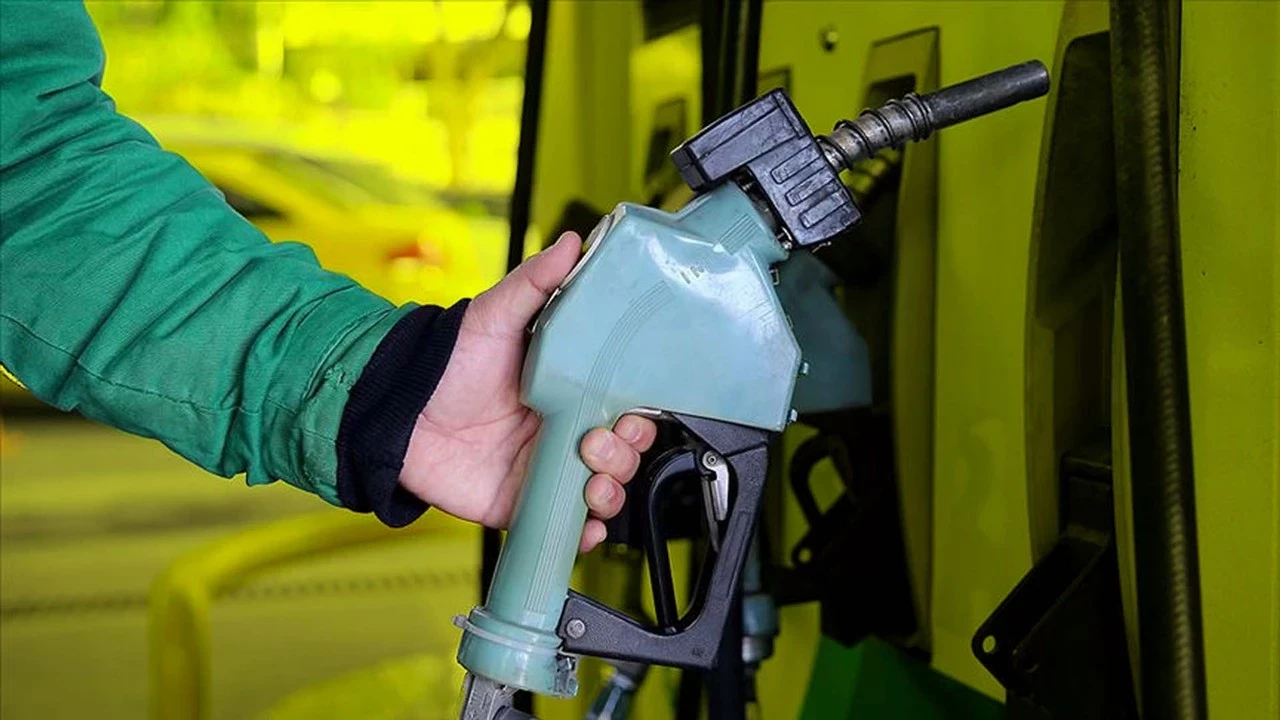 Petrol fiyatları yükseldi, benzine zam sinyali!