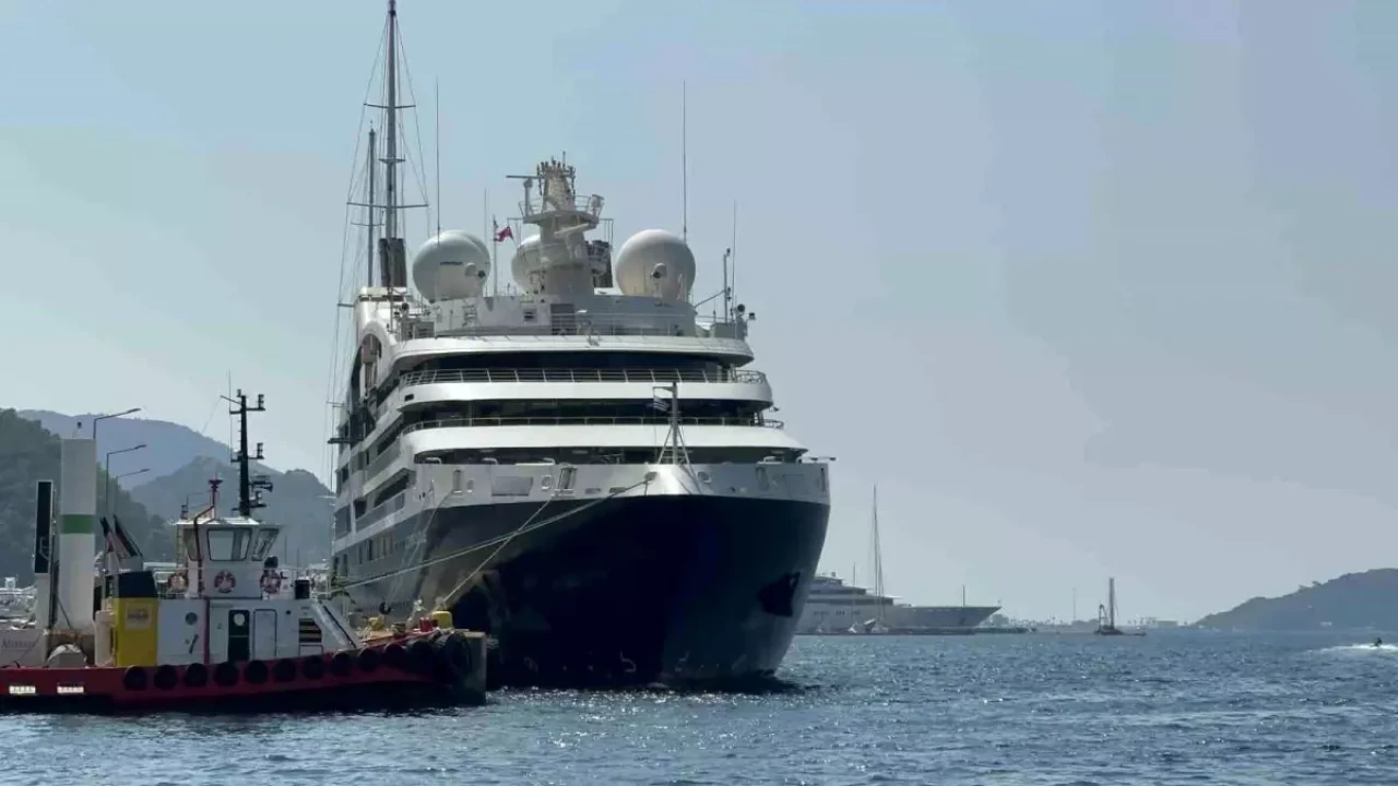 Fransız kruvaziyer Le Dumont D’Urville Marmaris’e demir attı