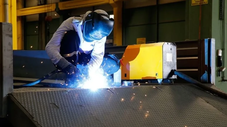 Hizmet üretimi yıllık arttı, aylık bazda geriledi