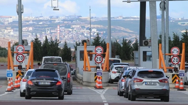 Bakan Uraloğlu açıkladı: Bayramda otoyol ve köprülerden 12,3 milyon araç geçti