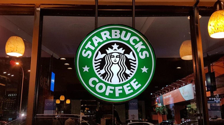 Reklam krizi Starbucks’ı sarstı: Binlerce mağaza kapatılıyor, yönetim değişti